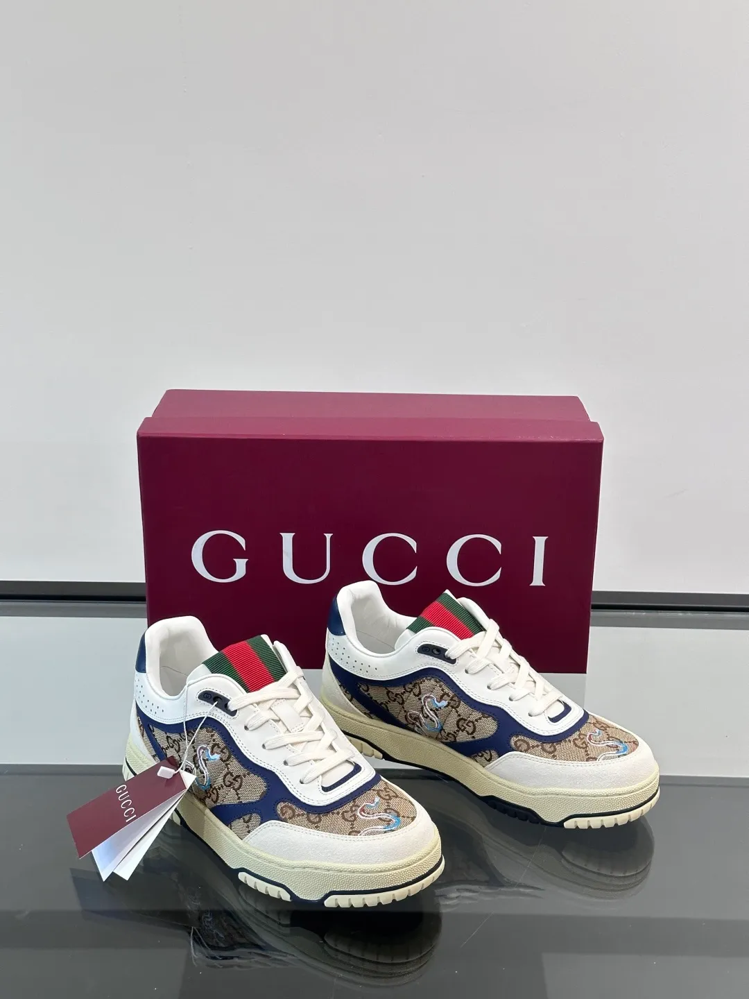 Men's Shoes 💰500 [New Style] 🦨🦨Gucci 𝐆𝐮𝐜𝐜𝐢 𝐑𝐞-𝐖𝐞𝐛 As a sneaker created by Sabato De Sarno for Gucci, the Re-Web series reinterprets the brand's classic stripes, with bold and unique details to set off a modern silhouette design. These shoes are crafted from white leather. This new sneaker is ingeniously decorated with many of the brand's classic details, and is equipped with a bright red and green webbing tongue, which will make people fall in love at first sight. White leather has been specially treated to be soft and shiny, with an embossed grained texture. Script Gucci logo and Interlocking G web label with Interlocking G and script Gucci logo. Rubber outsole with Interlocking G detail eyelets. Web tongue. Size: Female 35-40 (Female 41, 42 customized). Male 38-44 (45, 46 customized)